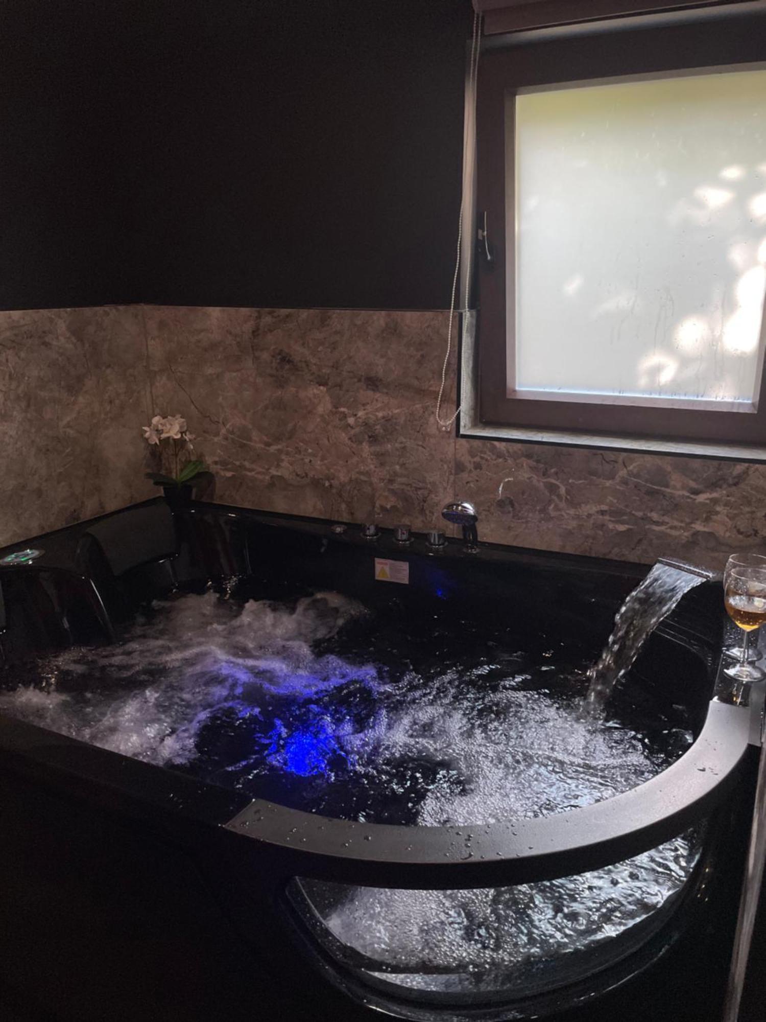 Jacuzzi Love Room Mylhúzy Exteriér fotografie